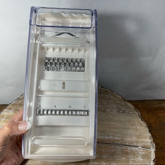 Mandolin vegetable slicer interchangeable blades - Picture 7 of 9